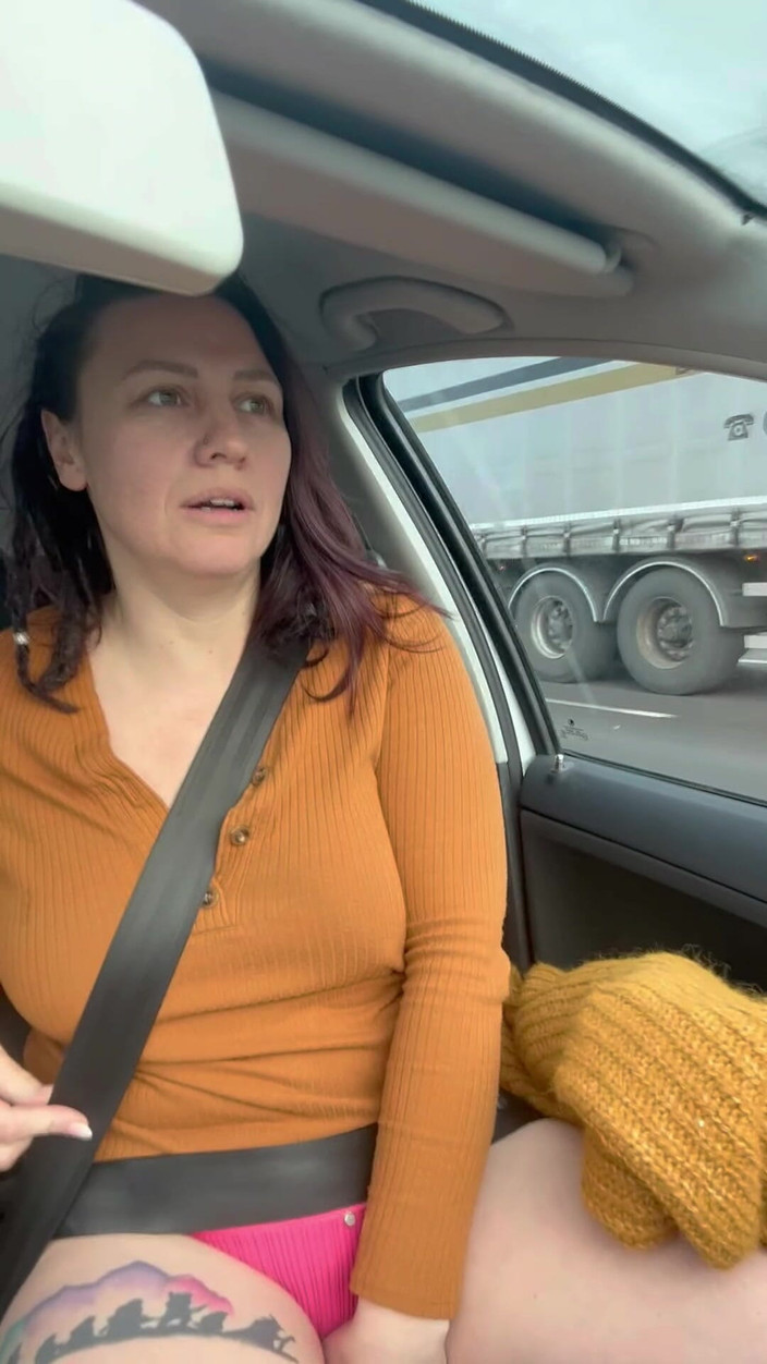 Lustful Libertines: Yaşlı ama goldie - arabada bardağa işiyor