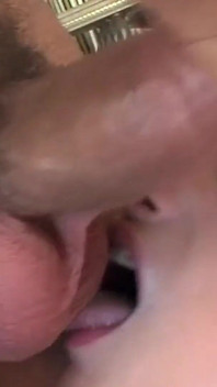 Awek mainan besar adegan-3 blonde berpantat besar Irina Blanche berkongkek dengan dildo besar dan zakar besarnya