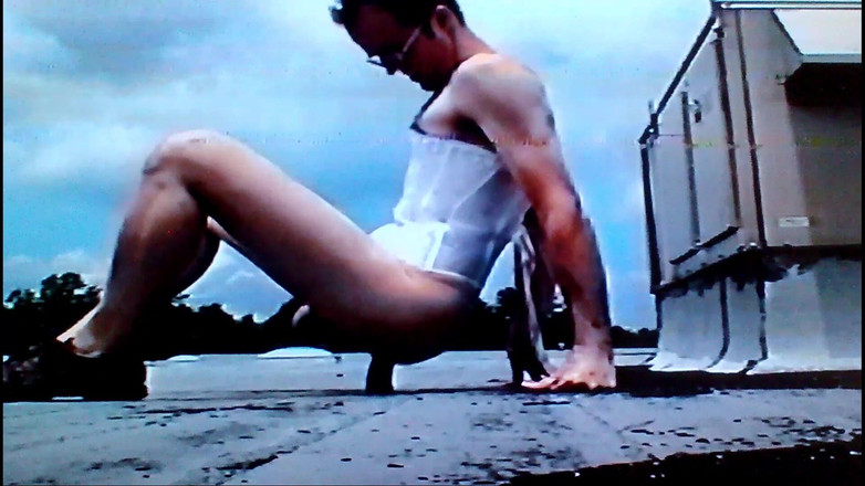 Jon Screcrow: Crossdresser Cavalgando Um Vibrador Gigante Na Parte Superior Do Telhado