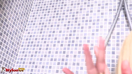 FootFetish Girls With Sex Toys and Nylons: Frumusețea tatuată adoră să se masturbeze și să se pișe