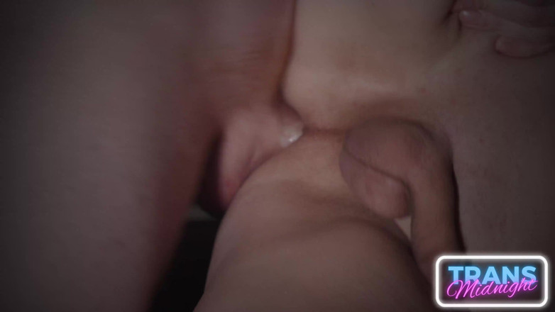 Trans Roommates: Aurora blåser Silas, stönar i Side och Cowgirl, kommer två...