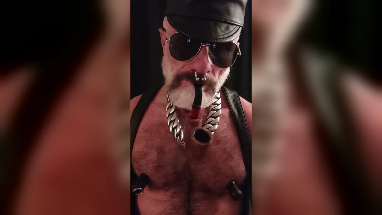 MusclesCigarsFFPig: Тітпіг курить мінет і грається з його сосками та членом