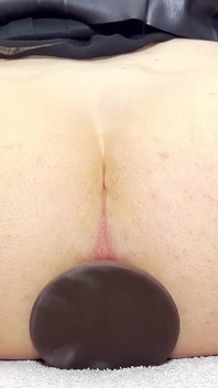 Brincando com meu plug anal de chocolate