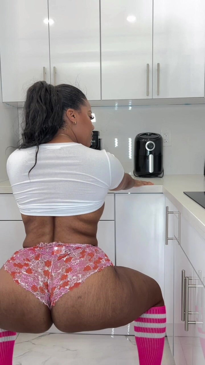 Alex Ace 305: Khỏa thân trong nhà bếp với Amaya