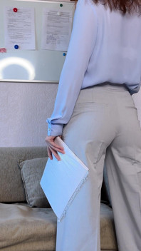 사무실 바지에 섹시한 엉덩이를 모두 빨아