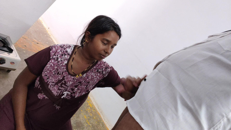 Premi pooja: 義理の兄は自慰をしていて、バービーは少年を見て、義理の兄弟のペニスを快感で揺らしていた