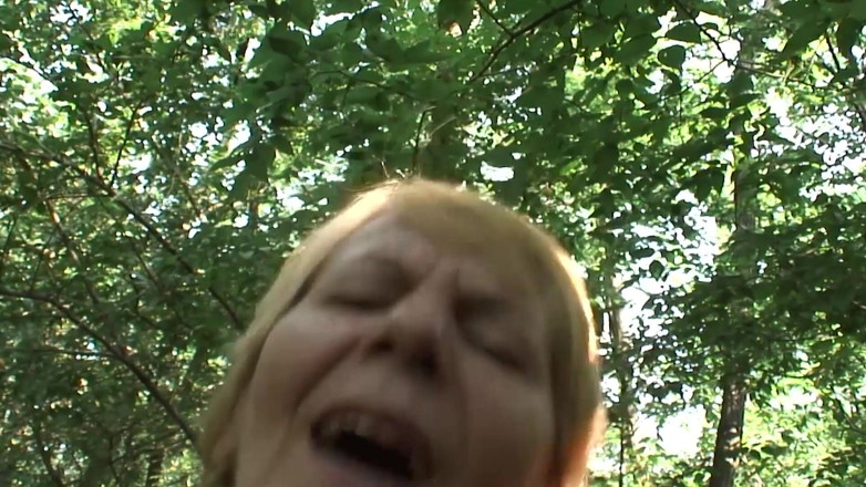 Hot Mature Adventures: Блондинка сосет член на улице и раздвигает волосатую киску
