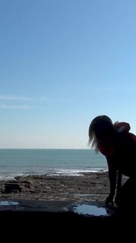Rettungsjacke und jeans am strand