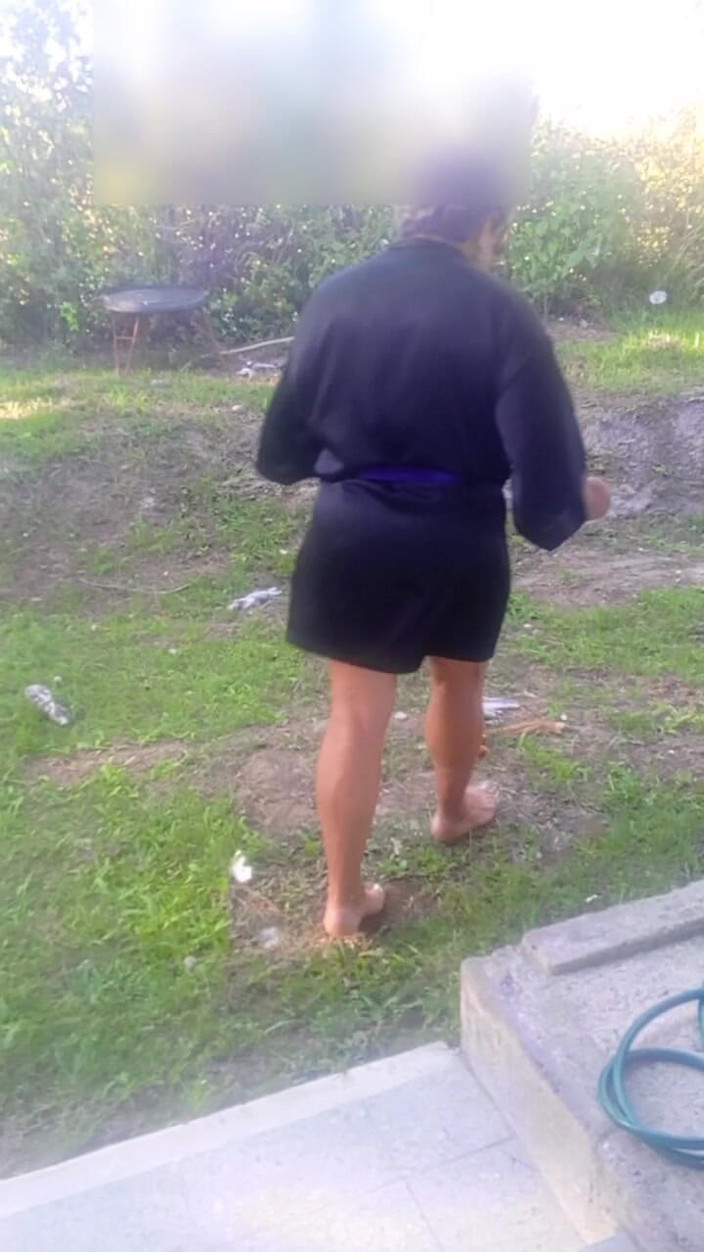 Milfta boohot: 成熟したMILFが裸で屋外を歩く