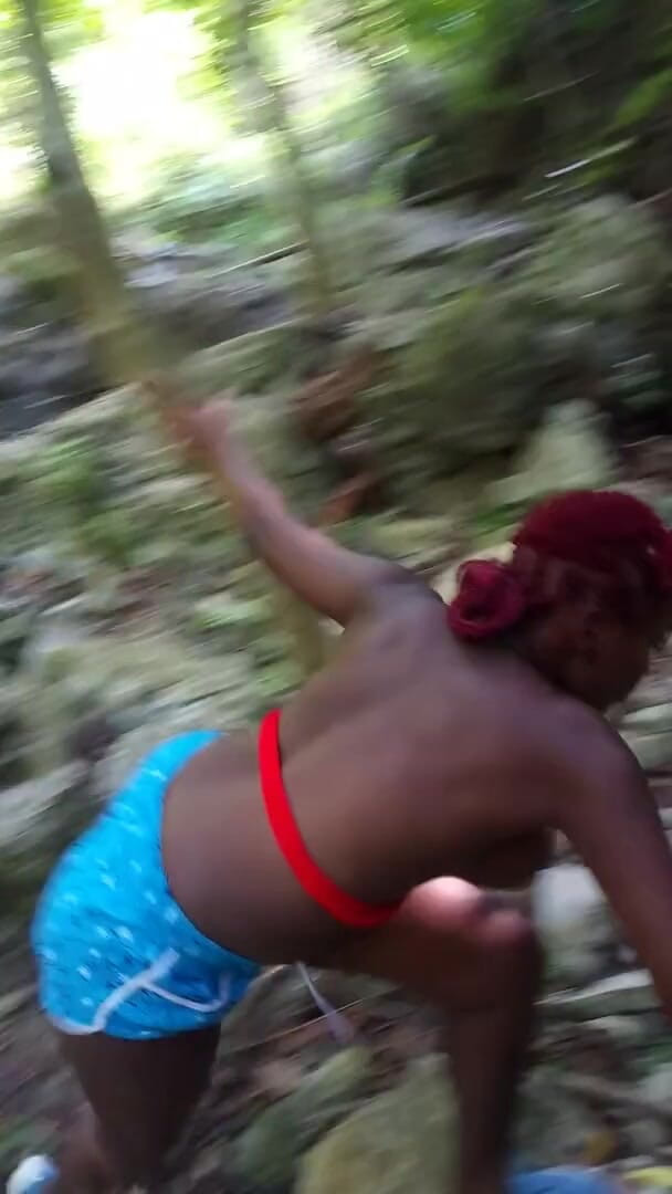 Jhodez1: Zenci sürtük ormanın boynunda koşu yapıyor ve büyük göğüslerini teşhir...