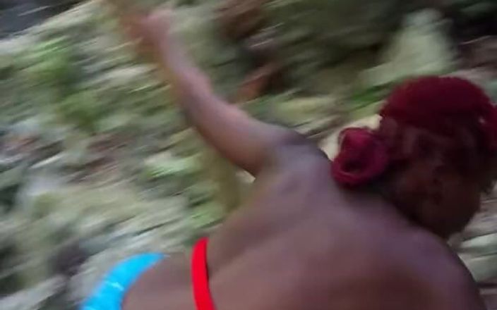 Jhodez1: Une salope noire fait du jogging et exhibe ses gros...