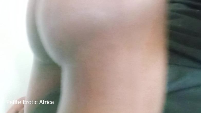 Petite Erotic Africa: Africká ebenová teenagerka se pokouší o amazonský styl