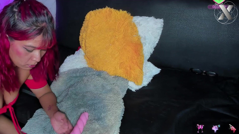 Lesbian Friends: 巨型假阳具摧毁她的处女阴道