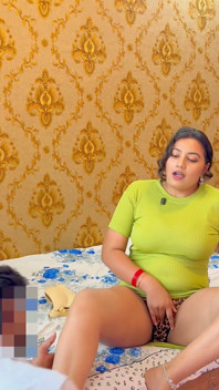 Ragini, hizmetçi ateşli elbisesini giyiyor ve kötüliğini etkiliyor, ateşli romantik Hintçe viral video