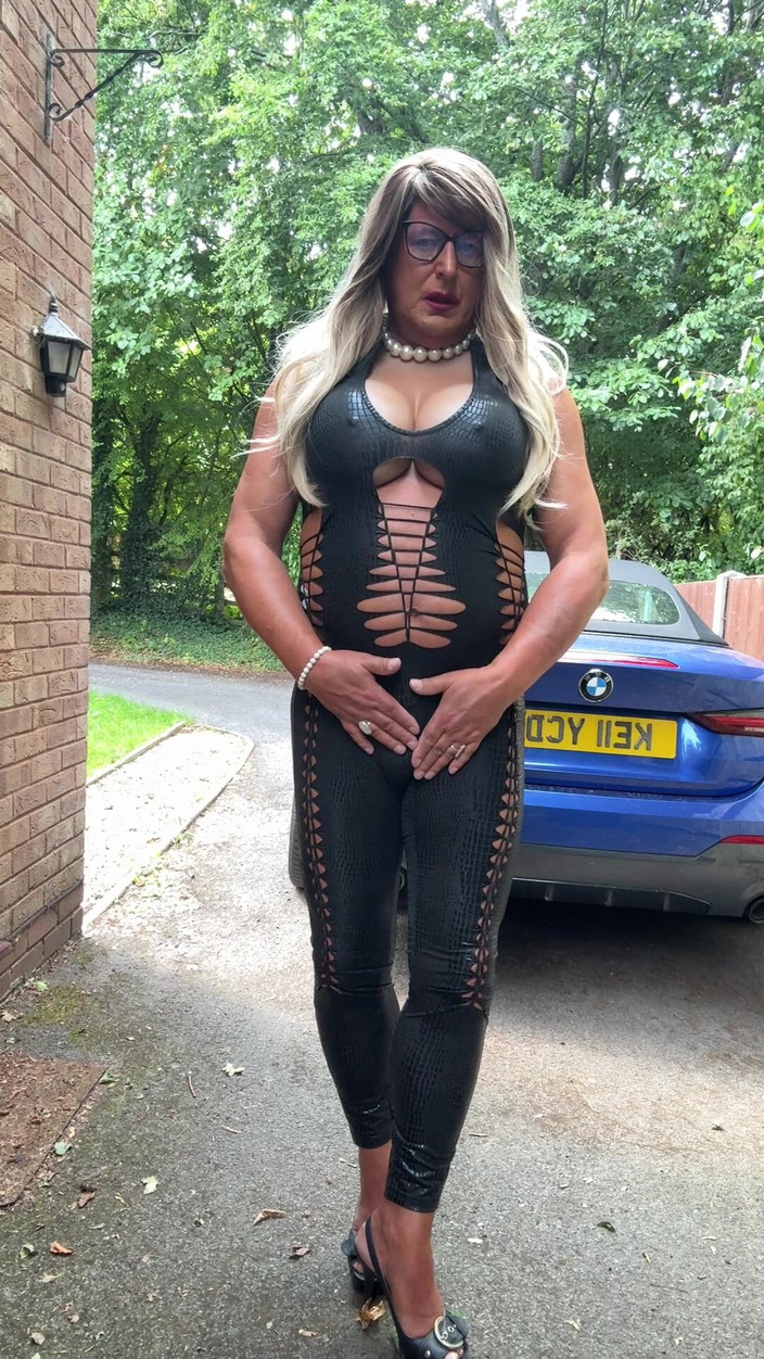 Kellycd2022: Crossdresser seksi Kellycd2022 dalam pakaian kucing pvc hitam dan tumit