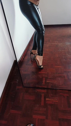 Kinky Lyrical: Pantaloni e tacchi a spillo di pelle