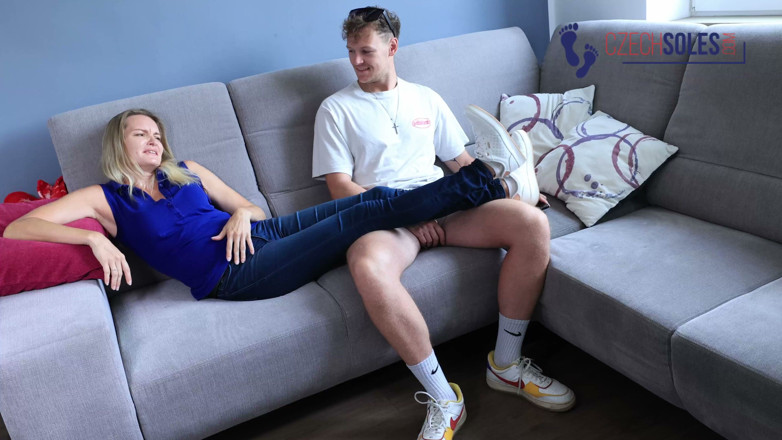 Czech Soles - foot fetish content: Massiere die stinkenden füße meiner stiefschwester nach der arbeit