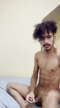 Twink evde yalnız kaldı ve biraz oynadı
