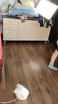 Seksi esmer kıyafet denerken eğleniyor. Seksi anne evin etrafında çıplak dans ediyor.