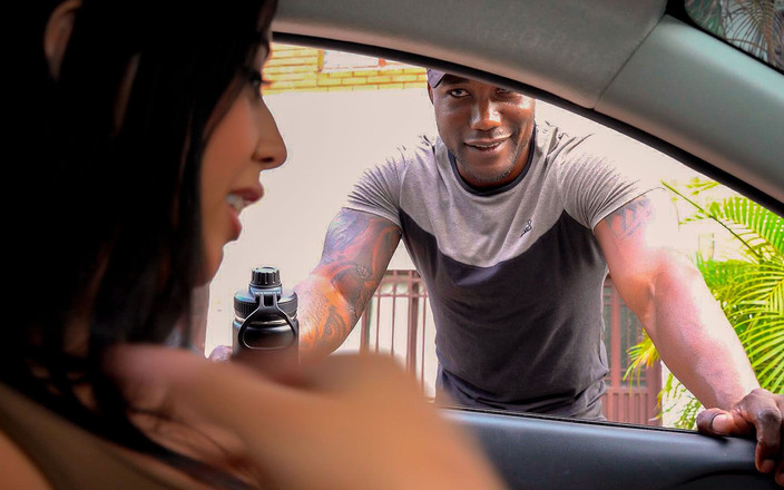 XanderBlackx: संचिका श्यामला जॉगिंग करते समय अपने बड़े लंड को देखने के बाद अपने कमरे में एक अजनबी के साथ समाप्त होती है