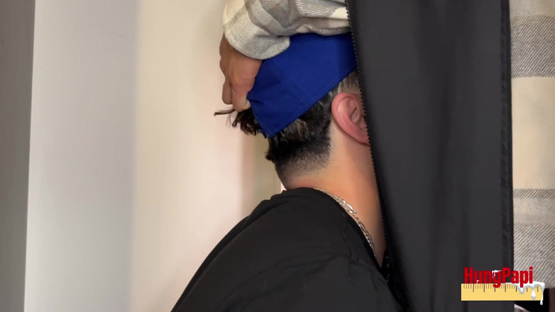 Hung Papi: Kijkgat bro Homie zuigt groot onbesneden pik kijkgat