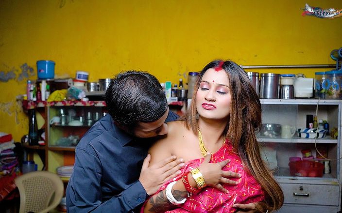 Desi Bold Movies: Дези Mallu бхабхи хардкорно трахается с ее Debar на кухне, фильм целиком