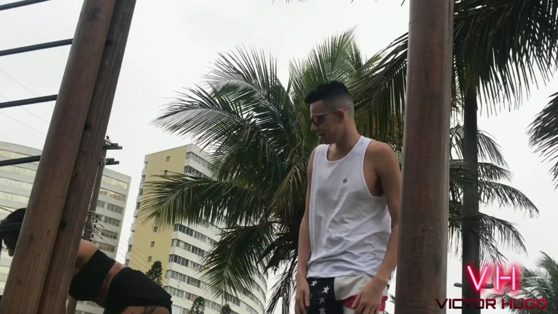 VictorHugo: Teman wanita jalang menghisap batang saya di pantai