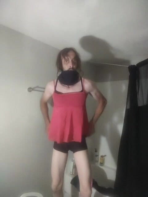 K8e Snow: 誘惑的なクロスドレッサーのストリッピングとバスタブでのティーラス、シャワーでの擦り傷、そして親密なプレイ