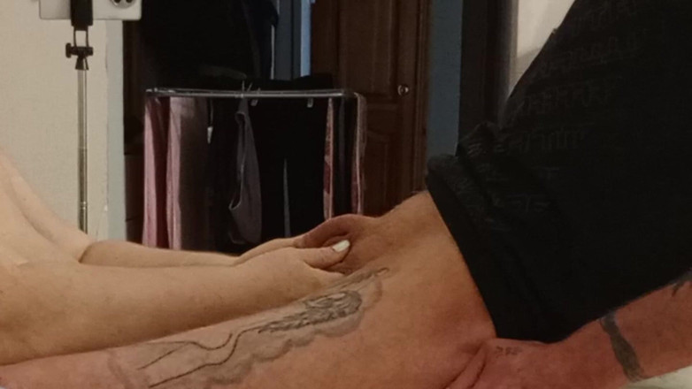 Zona901: Buurvrouw trekt olie-pik af