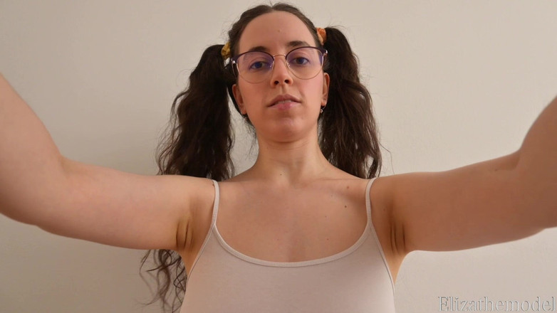 ElizaTheModel: Une coiffeuse sans soutien-gorge se fait mouiller