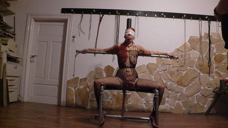 Only Production: Chaise de l’esclave Partie 1/5 : Je lie mon esclave sur son...