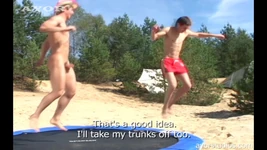 Nadržení kamarádi se dělají na pláži s Lepkavé výsledky!