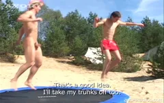 Amigos com tesão se beijam na praia com resultados pegajosos!