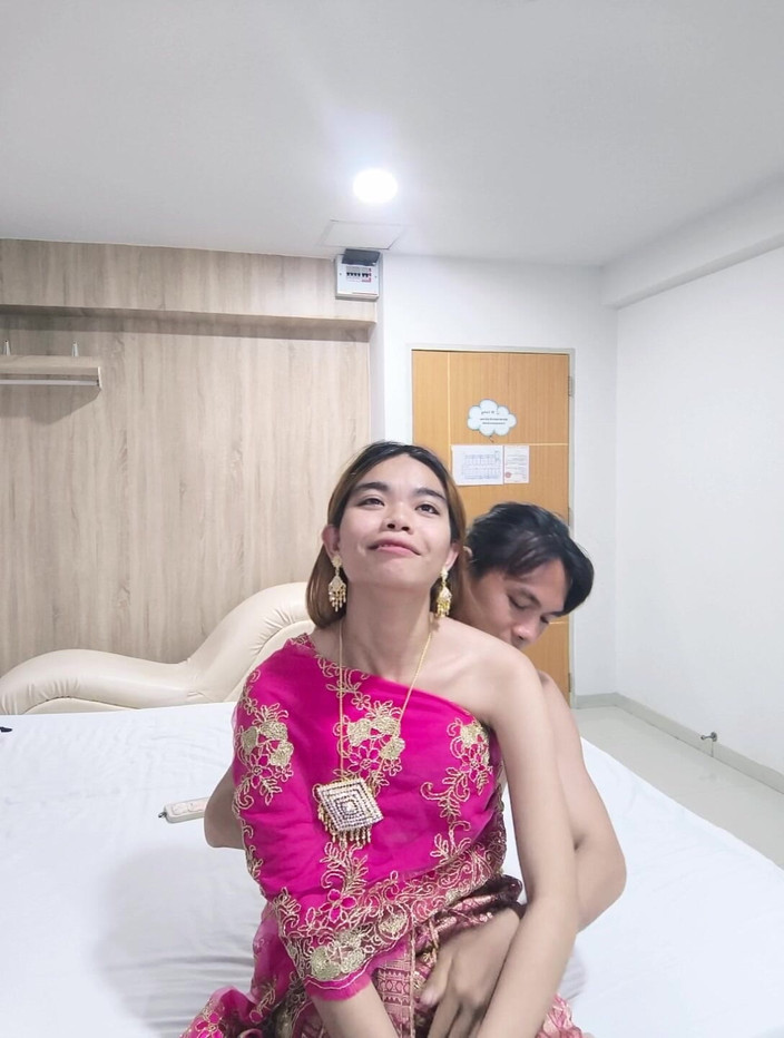 Daralux: ピンクタイのドレスを着たタイの女の子