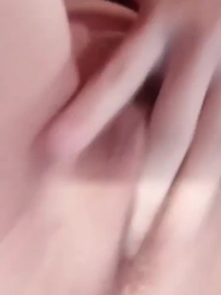 Couple of freaks: Cewek seksi terangsang masturbasi saat semua orang ditempati