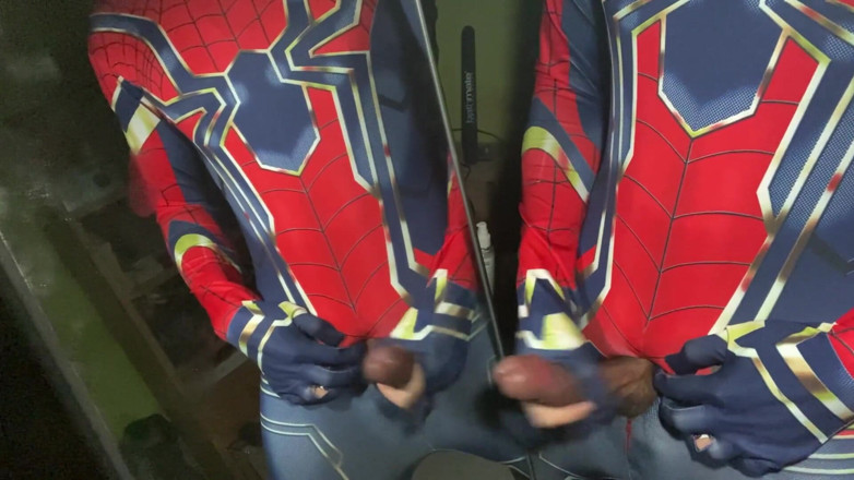 SinglePlayerBKK: Örümcek adam kostümü içinde mastürbasyon yapıyor.