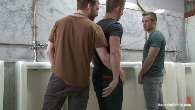 Bound in public: Un armăsar heterosexual este futut în grup într-o baie aglomerată de croazieră