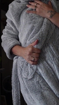 De plush omhelzing van mijn fuzzy robe