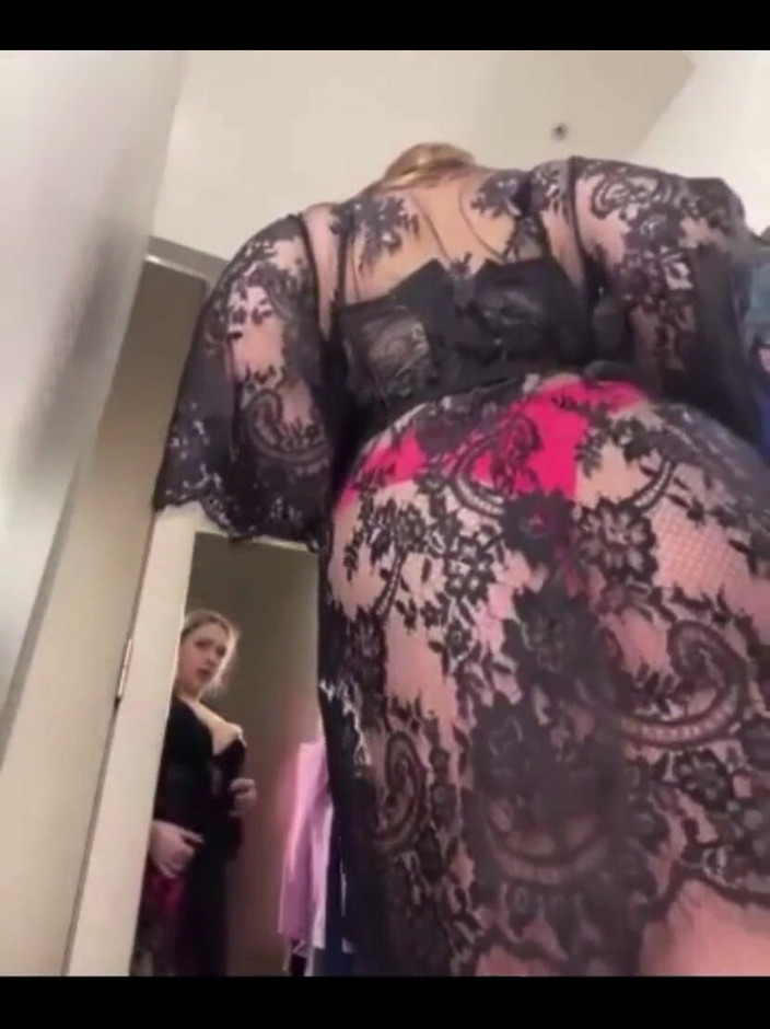 JuiceLussie: Extrême, doigtage de chatte en gros plan dans la cabine...