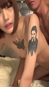 [Service de sexe underground] Une hôtesse de cabaret mince et tatouée aux jambes magnifiques offre un multi-plans intense
