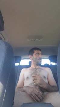 Homens maduros se masturbando nus no carro