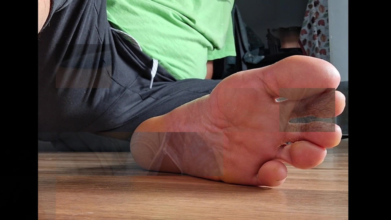 Midsouth Foot Fetish: Khoe lòng bàn chân của anh ấy trước khi vuốt ve...