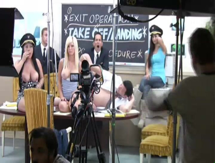 Adventures In Pornland: 客室乗務員 - BTS Part 4 - 着陸許可