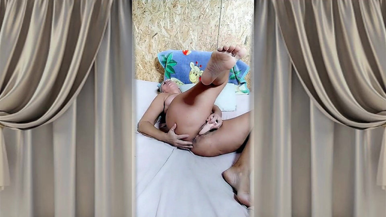 Lukerya: Suri rumah panas Lukerya di dapur dengan peminat dalam talian