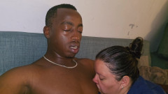 Real homemade BBW BBC porn: Sání lízání a líbání jeho tvrdých bradavek škádlení jeho velkého černého péra