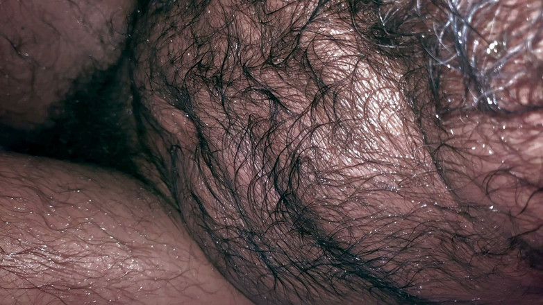 Stink HairyMale: Kırmızı iç çamaşırıyla idrar yapmak