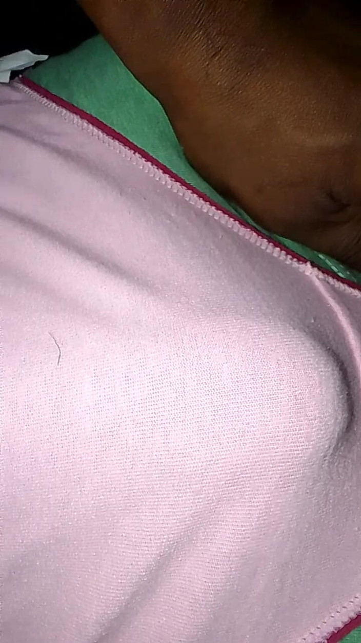 Jaanu294: Srilankaanse zwarte jongen pinkt roze