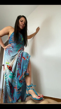 Cock crush 7 - diosa Kiffa en sexy sandalias de schutz azules 7