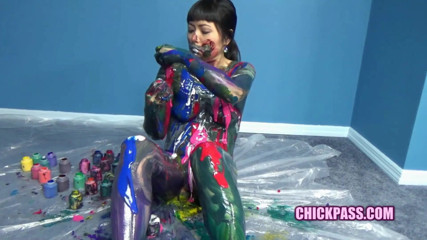 ChickPass Amateurs: Asian cutie Yuka plays with paint