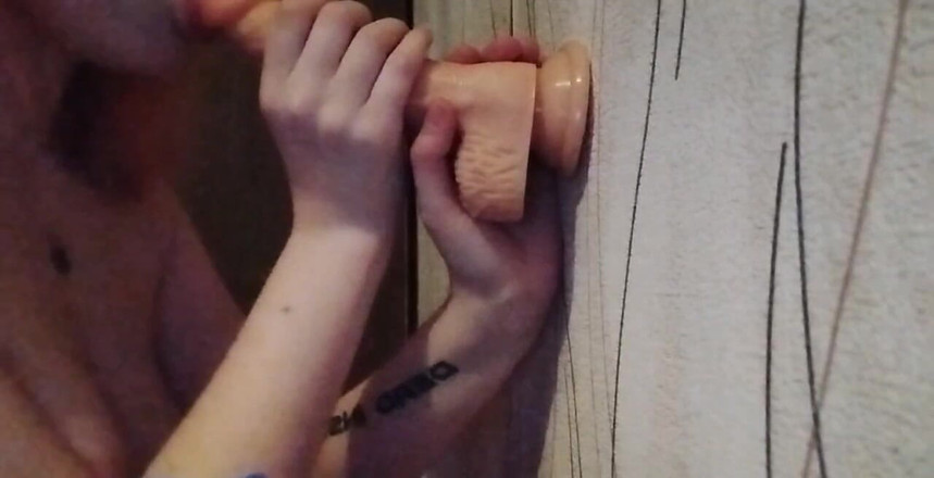 Miss_Kaprizzz19: Utangaç bir kız yarak emiyor, bunu yapma şeklimi beğendin mi?